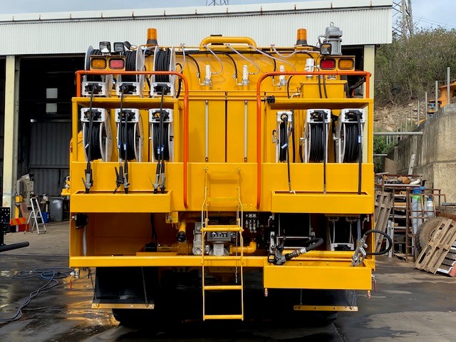 Mobile lubrication unit equipped with reinforced reels and Samoa transfer pumps for on-site maintenance of heavy machinery